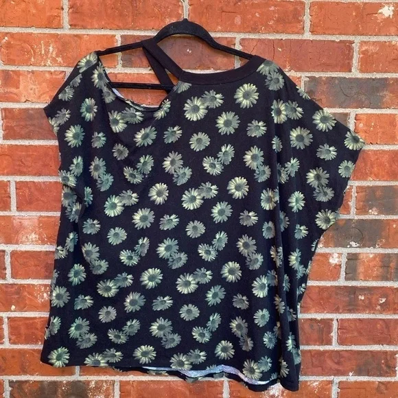 Torrid 3 Womens LoveSick Asymmetrical Cold Shoulder Tee Cotton Daisy Black - Picture 5 of 9